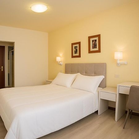 Hotel Elara Viveiro Esterno foto