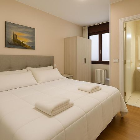 Hotel Elara Viveiro Esterno foto